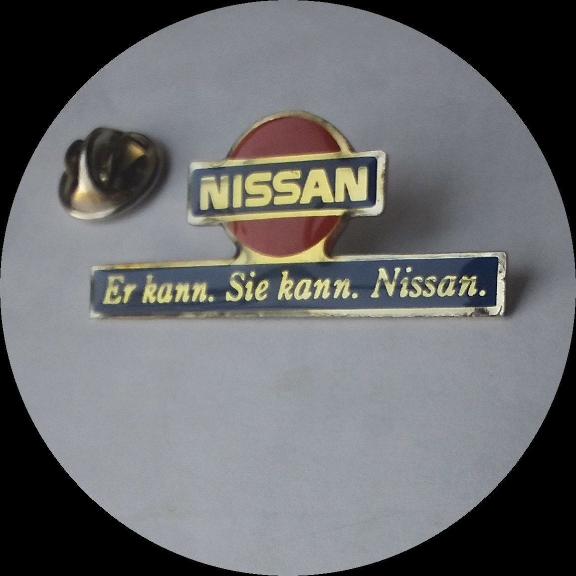 NISSAN pin,  Er kannn,Sie kann Nissan, Verzamelen, Ophalen of Verzenden, Zo goed als nieuw, Transport, Speldje of Pin