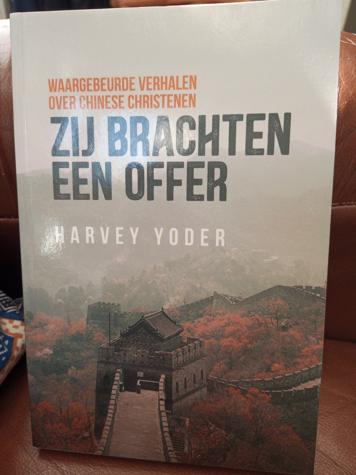 Zij brachten een offer, Harvey Yoder, Maatschappij en Samenleving, Ophalen of Verzenden, Zo goed als nieuw