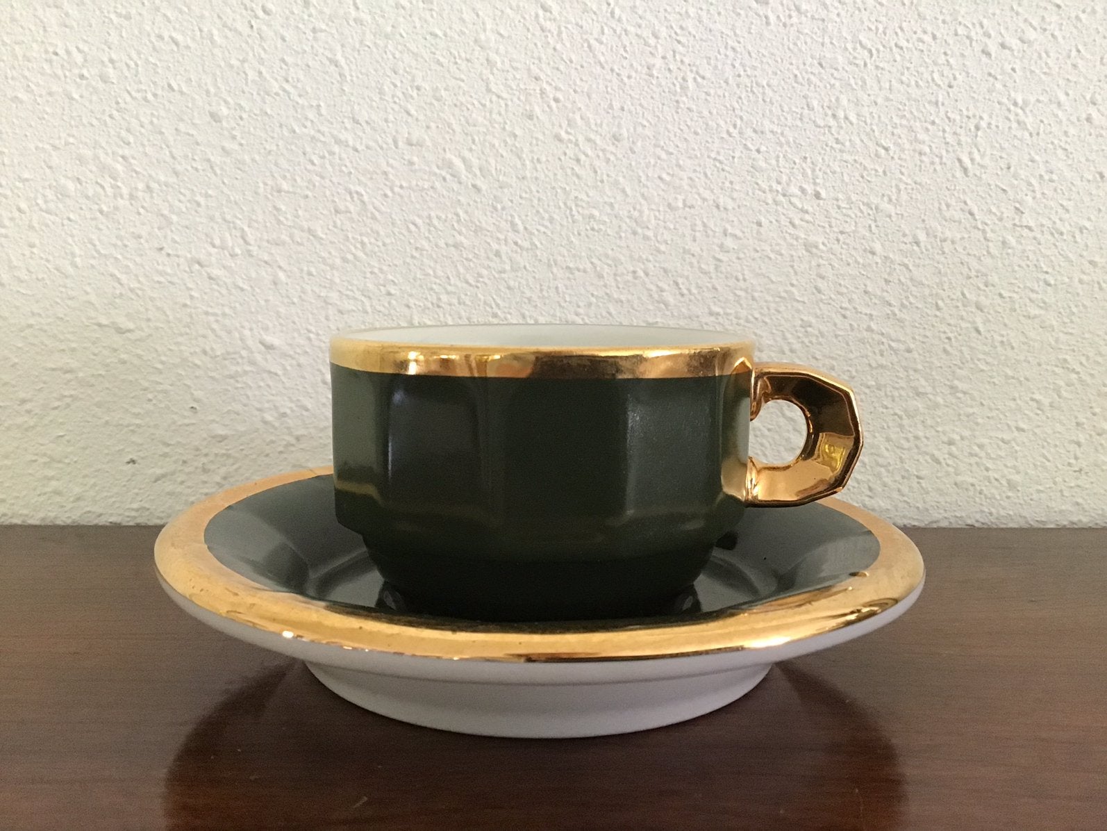 Pillivuyt Groen goud. 2 Vintage koffiekop en schotel., Ophalen of Verzenden, Zo goed als nieuw, Overige stijlen, Kop(pen) en/of Schotel(s)