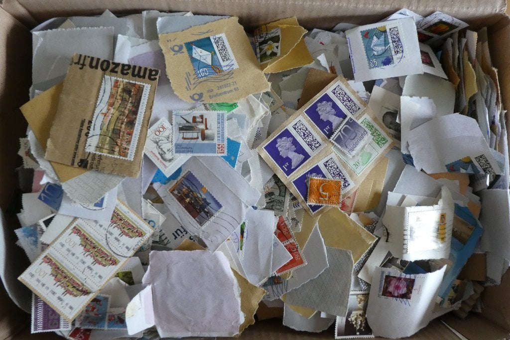 RS-10 : Doos ruim 3 kg zegels op papier en 2 verzamelmapjes., Verzenden, Buitenland