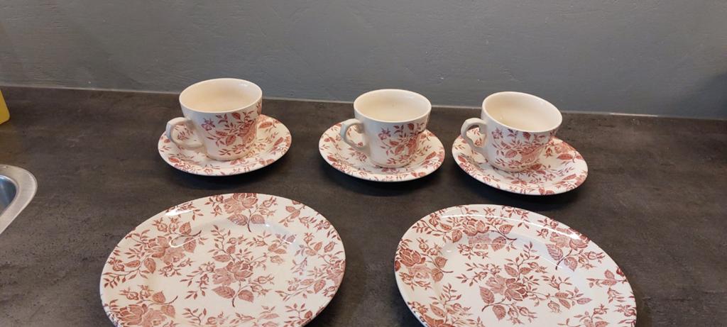 Brocante serviesdelen met bloemen/roze tinten, Ophalen of Verzenden, Porselein, Overige stijlen, Kop(pen) en/of Schotel(s)