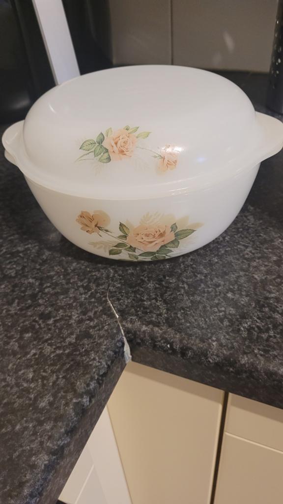 Vintage Pyrex schaal met deksel - Rozenmotief, Ophalen of Verzenden, Rond, Glas