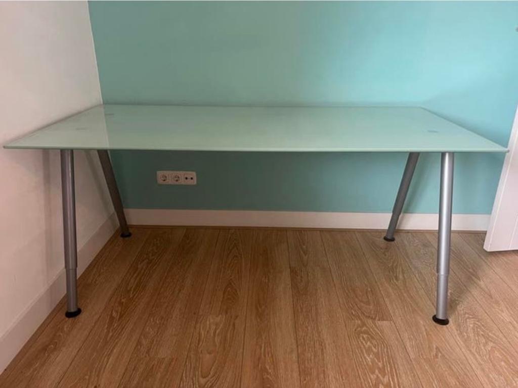 Modern glazen ikea Galant bureau met metalen poten, Huis en Inrichting, Bureaus, Ophalen, Demontabel, 160 cm, Zo goed als nieuw