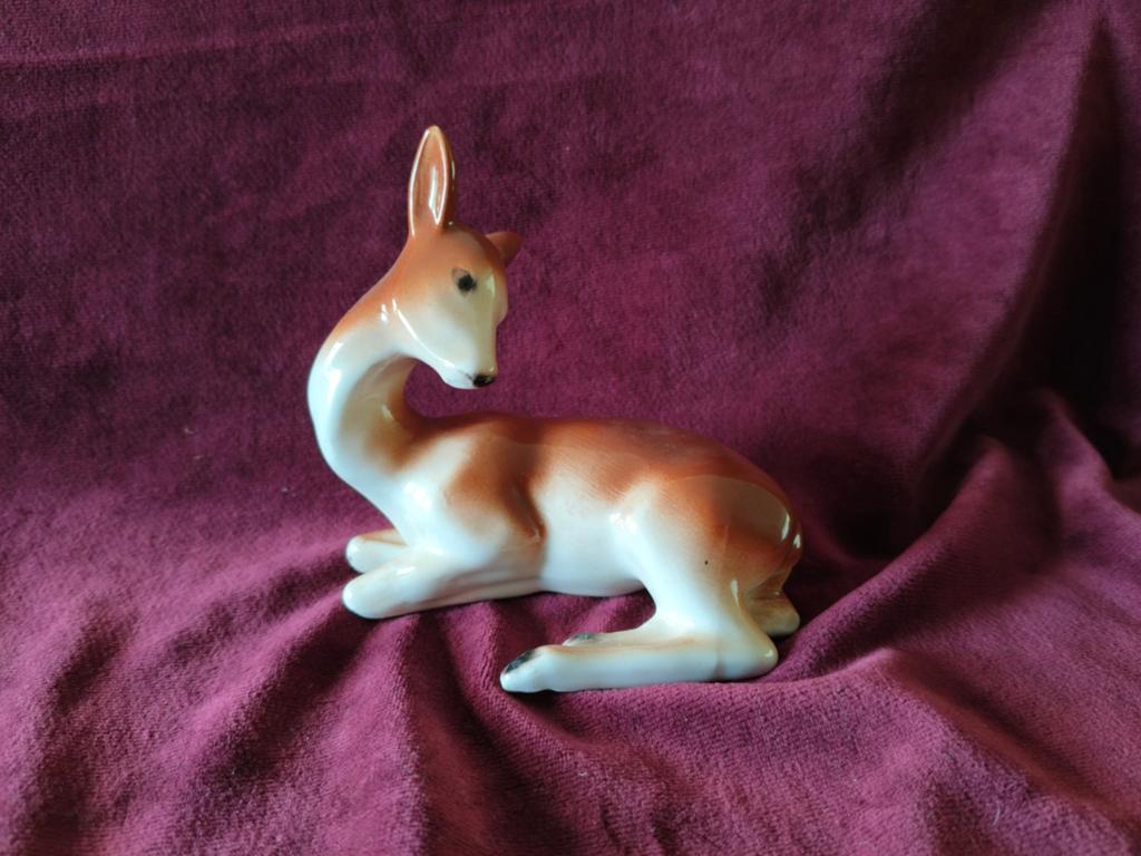 Vintage beeldje liggend hert, porselein, bruin/wit, Ophalen of Verzenden, Zo goed als nieuw, Dier