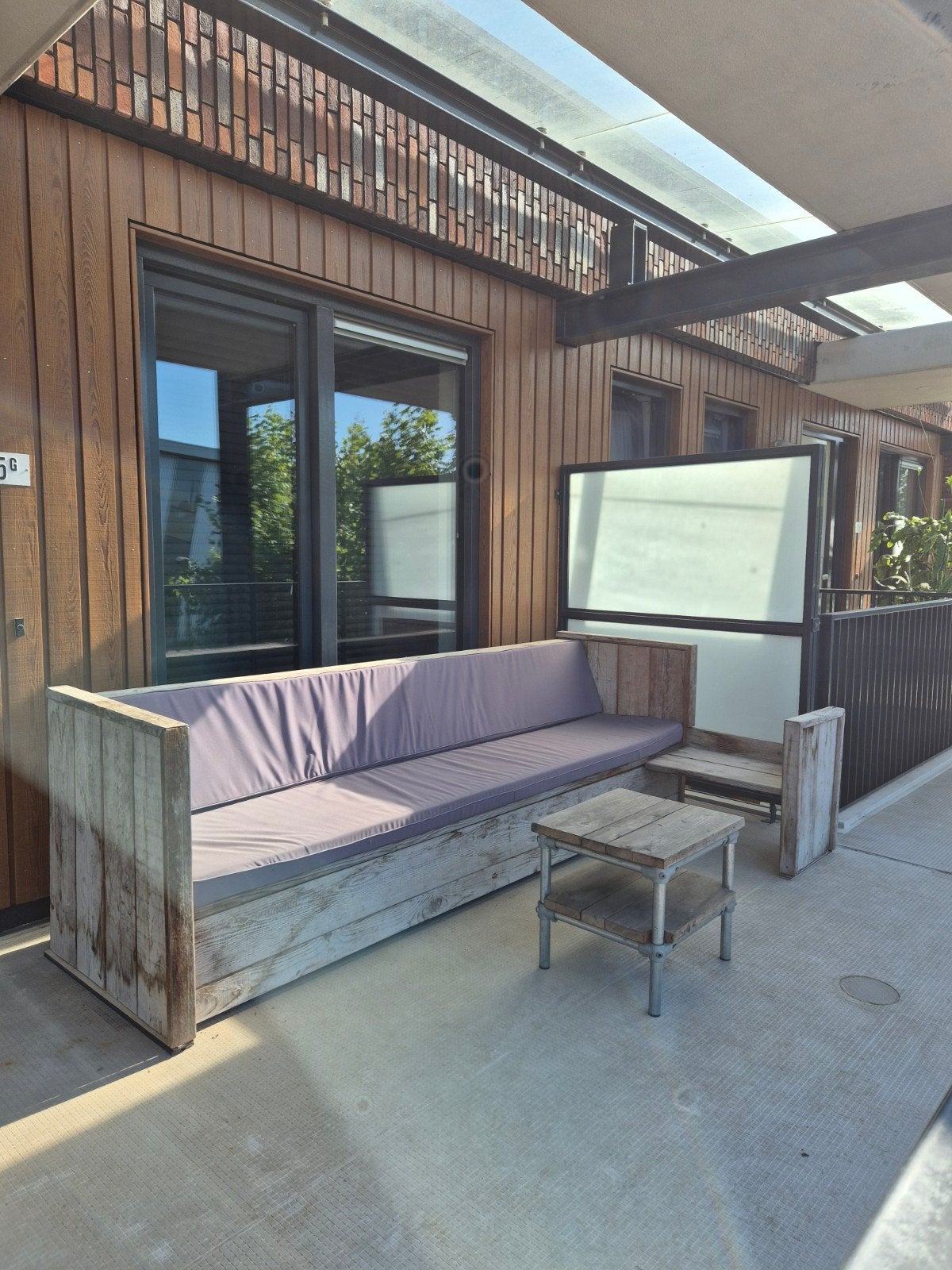 Houten loungebank met bijpassend tafeltje en kussens, Ophalen, Gebruikt, Hout