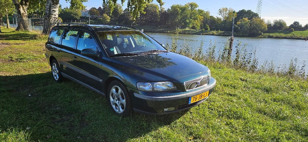 Volvo V70 2.4 5-cilinder | APK 13-02-2027 | Airco | Trekhaak, Auto's, Voorwielaandrijving, 1800 kg, Leder en Stof, Stationwagon