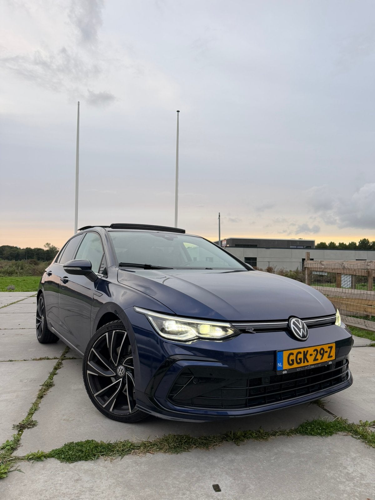 Volkswagen Golf 1.5 Etsi R-LINE 150pk 7-DSG 2020 Blauw, 4 cilinders, Blauw, Bedrijf, 690 kg