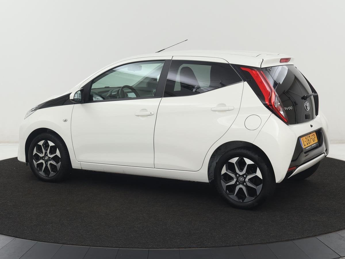 Toyota Aygo 1.0 VVT-i x-joy | Carplay | Camera | DAB | Clima, Auto's, Voorwielaandrijving, Stof, Gebruikt, Euro 6