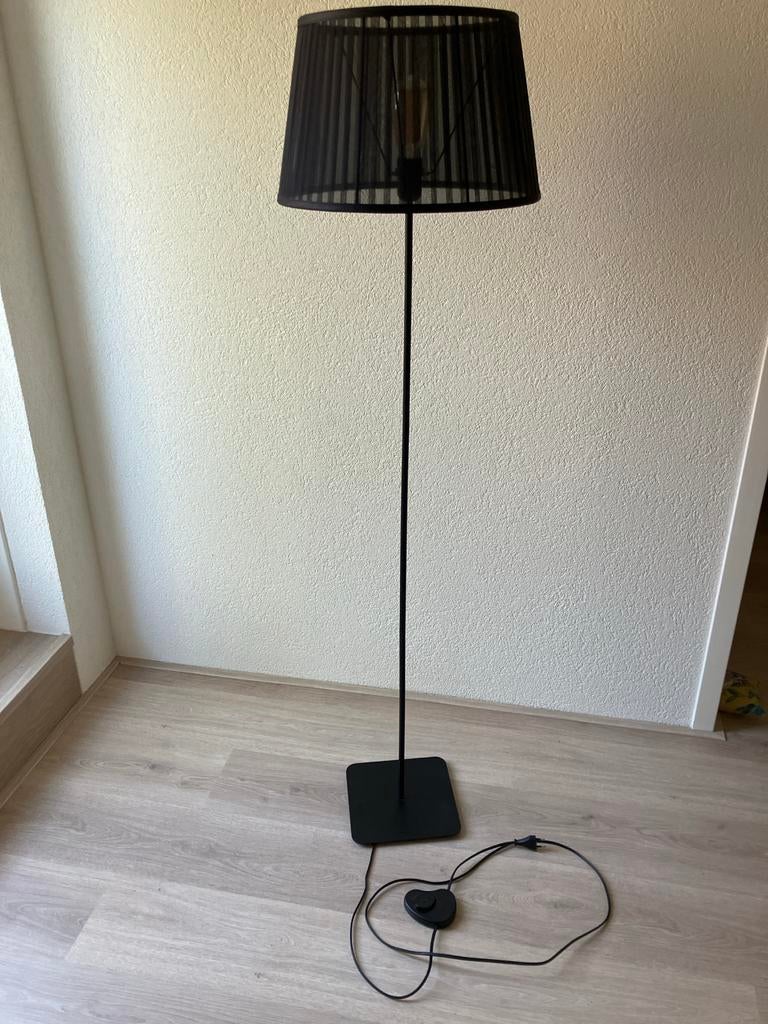 Zwarte staande schemerlamp inclusief lichtbron, Ophalen of Verzenden, Zo goed als nieuw, Metaal, 150 tot 200 cm