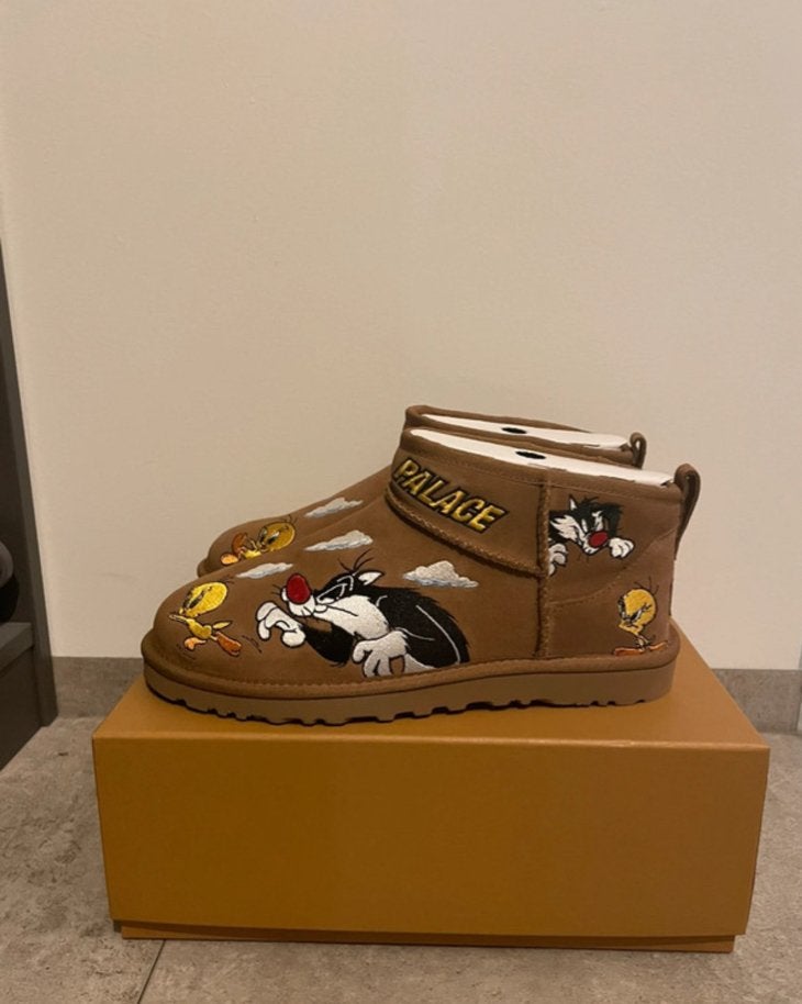 Palace x UGG ‘Looney Tunes’ Ultra Mini, Ophalen of Verzenden, Nieuw, Bruin, Lage of Enkellaarzen