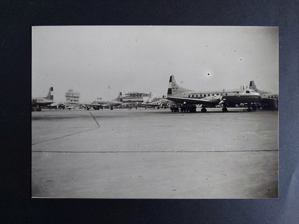 Foto van het Schiphol platform in de jaren 50 (SC97), Ophalen of Verzenden, Gebruikt, Kaart, Foto of Prent