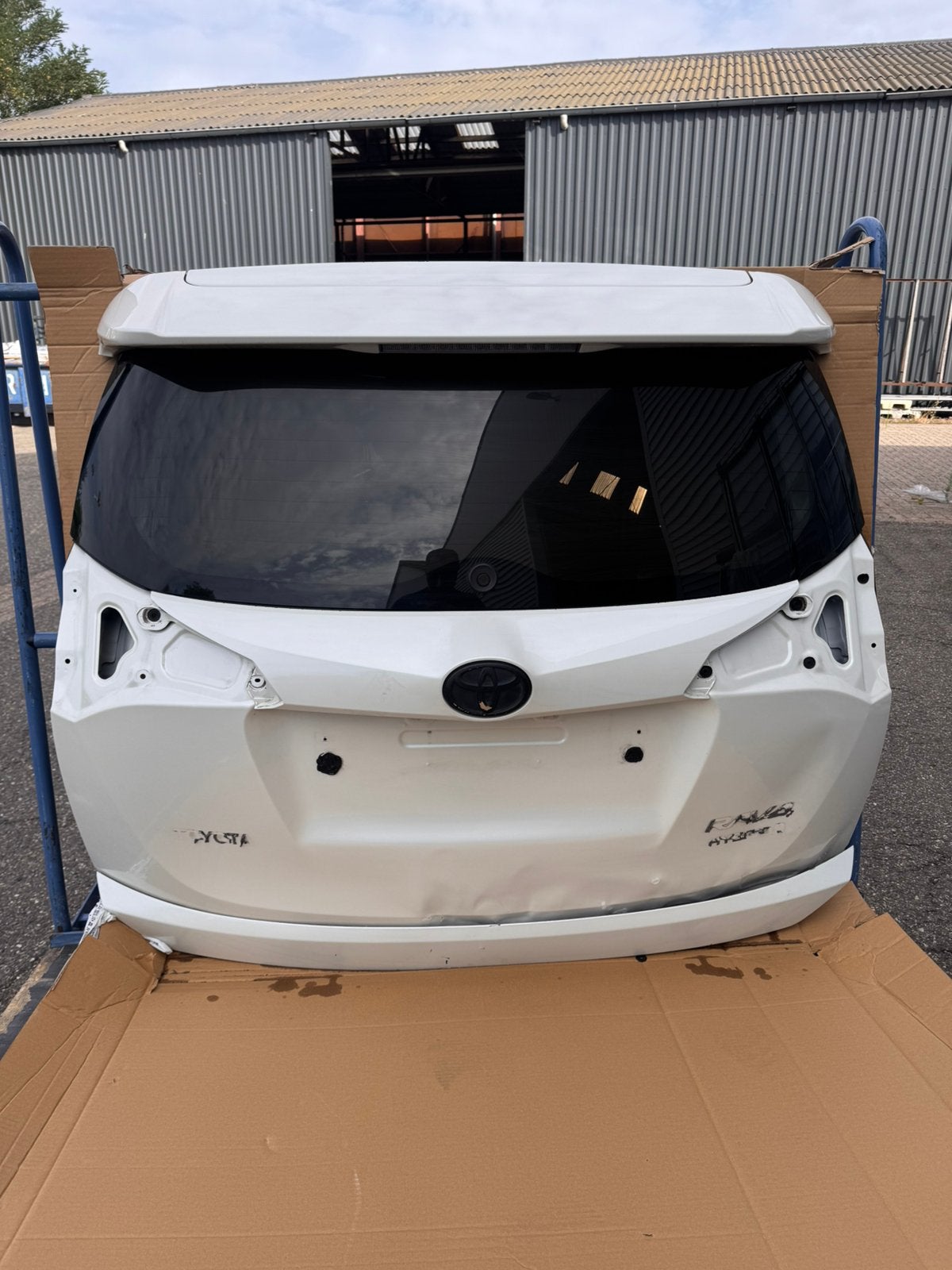 Achterklep en achterbumper  Toyota RAV4 Hybrid (2017) defect, Gebruikt, Achterklep, Ophalen of Verzenden, Toyota
