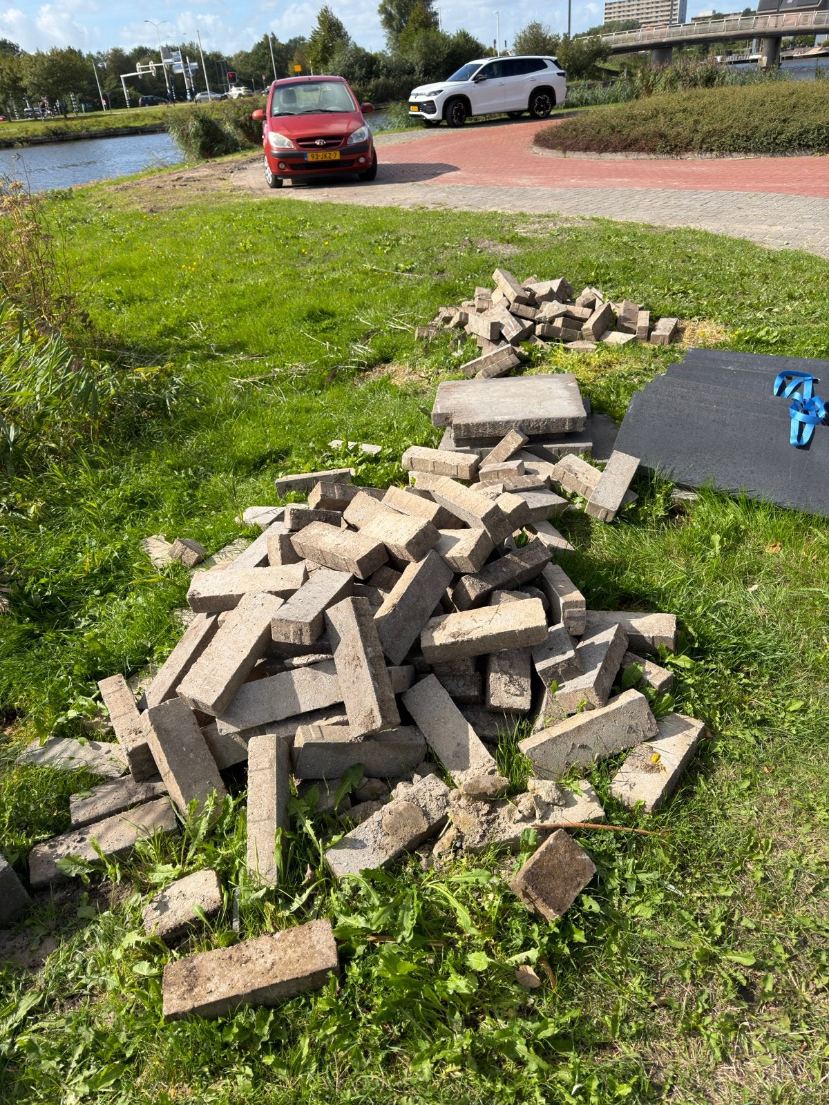 Gebruikte betonnen klinkers 30x10x6 zeer netjes gratis 8 m2, Ophalen, Gebruikt, Klinkers, 5 tot 10 m²
