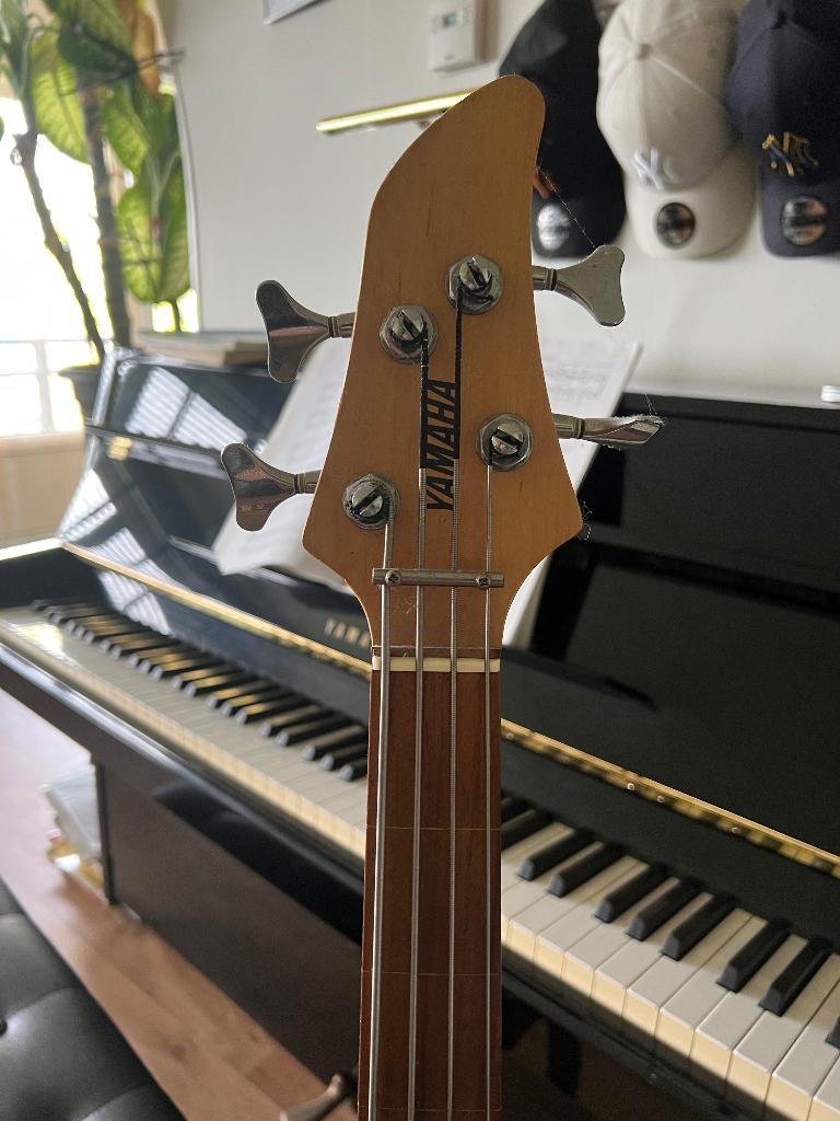 Yamaha fretloze basgitaar, Ophalen, Gebruikt, Elektrisch