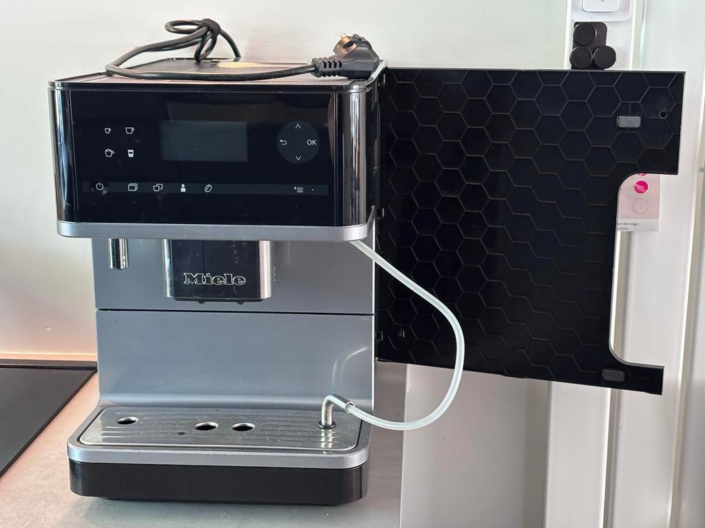DEFECTE Miele CM6300 Koffiemachine - Defect, voor onderdelen, Witgoed en Apparatuur, Koffiezetapparaten, Niet werkend, Koffiebonen