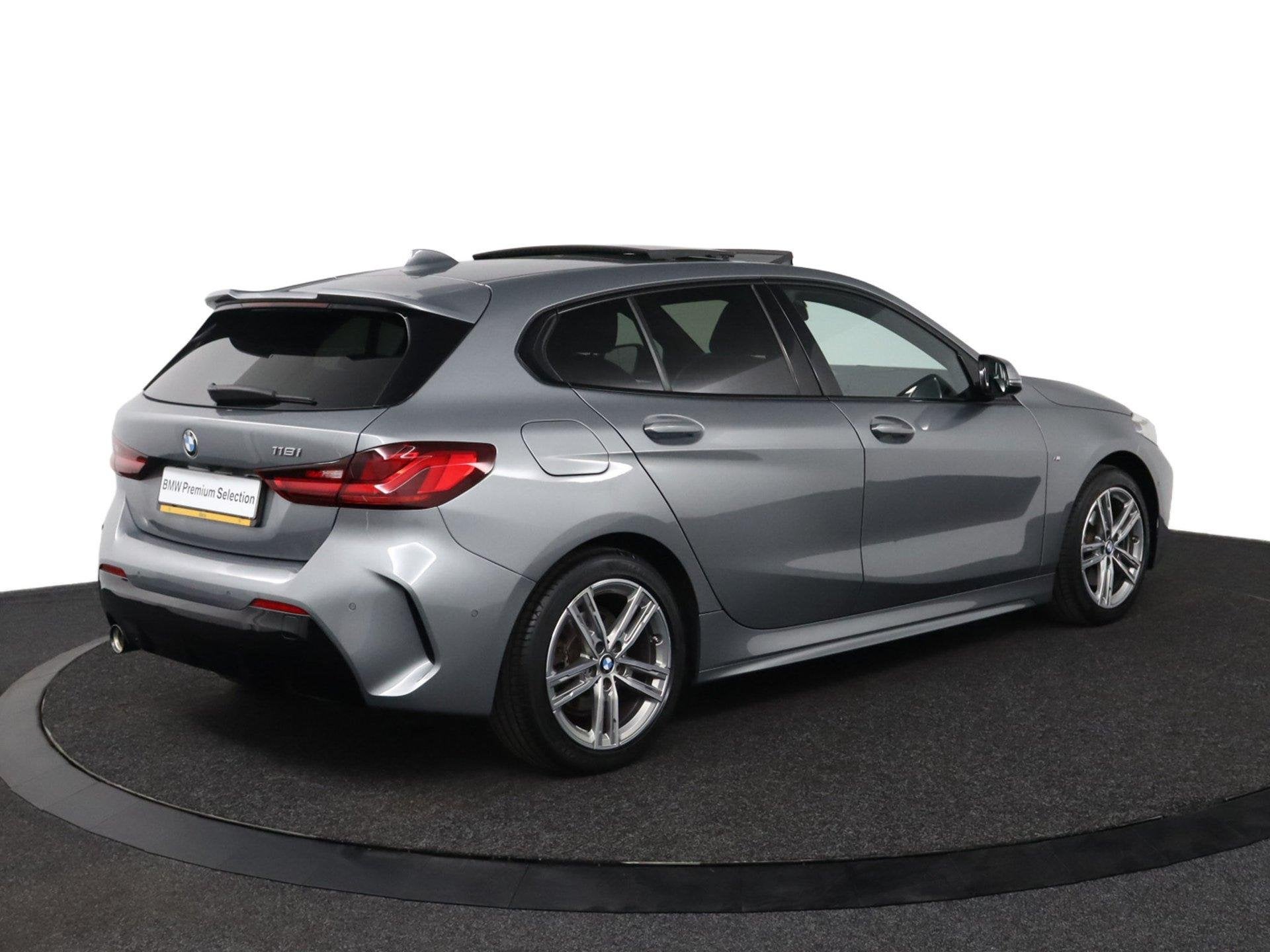 BMW 1-serie 118i Business Edition M Sport | Glazen Panoramad, Auto's, Gebruikt, Met garantie (alle), Automatische klimaatregeling