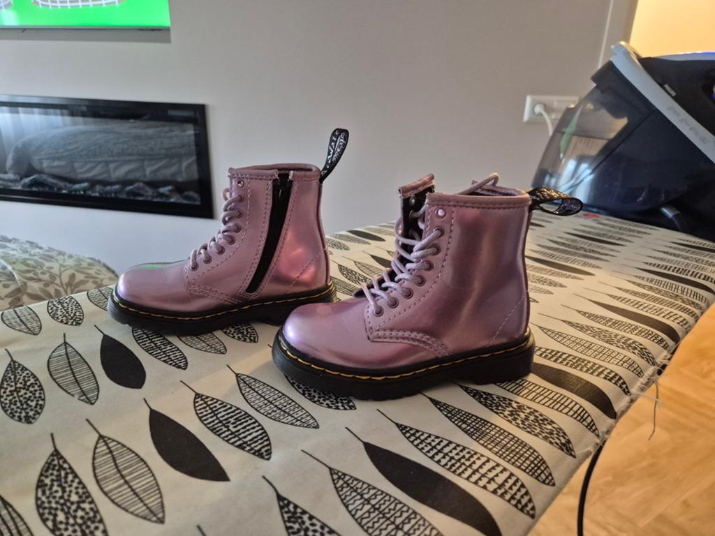 Dr. Martens glimmend paars maat 23, Ophalen of Verzenden, Zo goed als nieuw, Meisje, Laarzen