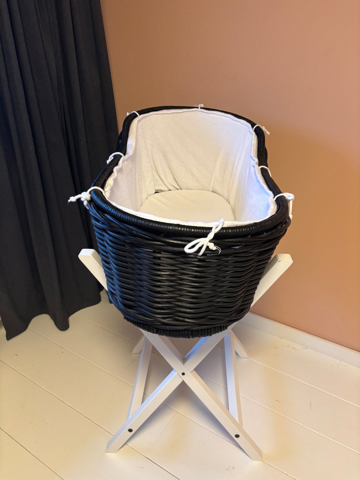 Kidsmill Moses Wieg - Zwart met Wit Onderstel, Kinderen en Baby's, Babywiegjes en Ledikanten, Ophalen, Zo goed als nieuw, Wieg