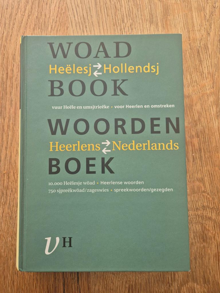 Woordenboek Heëlesj-Hollendsj / Heerlens-Nederlands, Boeken, Woordenboeken, Ophalen of Verzenden, Onbekend, Gelezen, Overige uitgevers