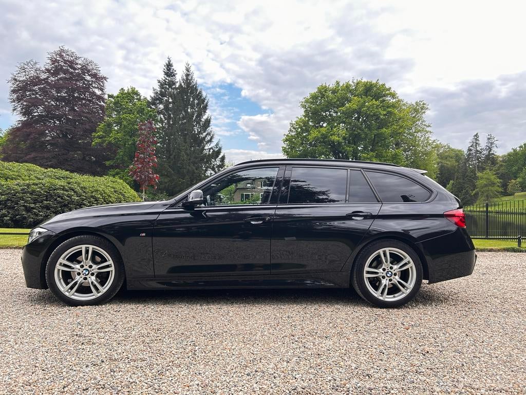 BMW 320i 2019 Touring M-Sport AUT HUD | Pano | Adaptive LED, Auto's, 1998 cc, Achterwielaandrijving, 1800 kg, Zwart