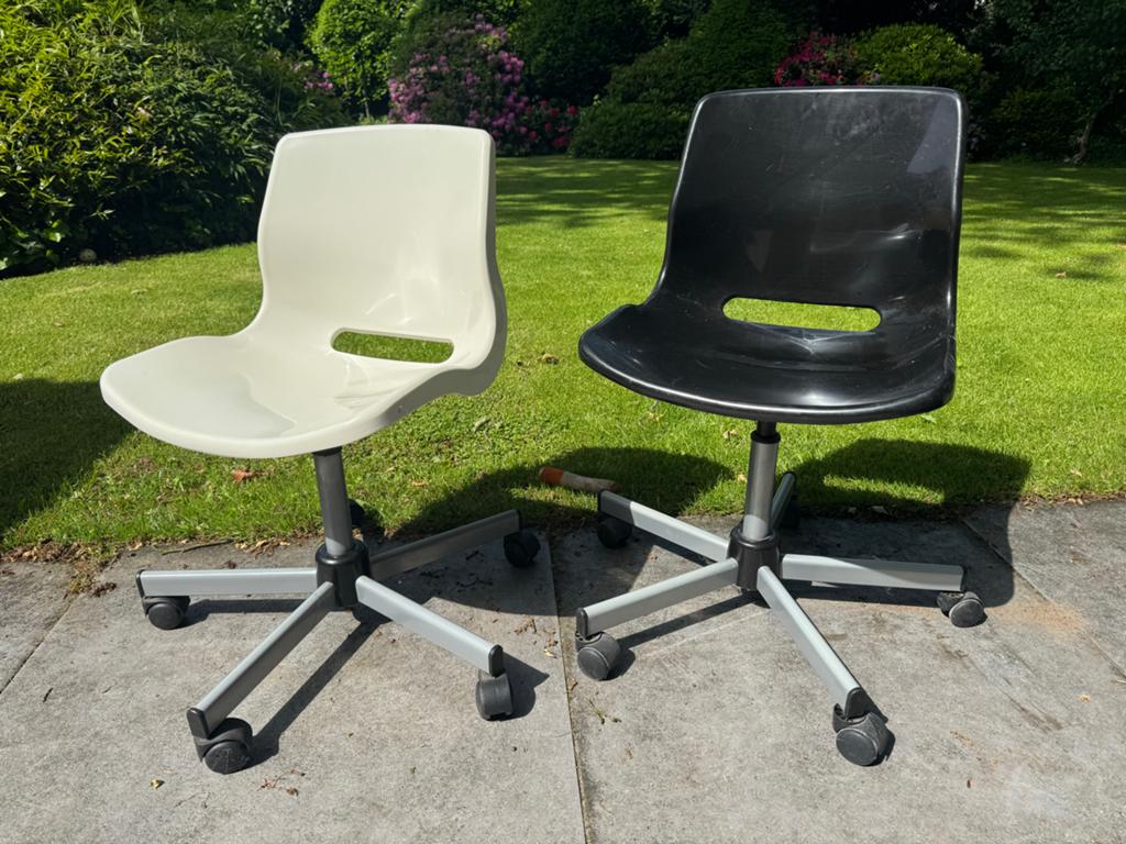 Gratis 2x IKEA bureaustoelen, in hoogte verstelbaar, Huis en Inrichting, Bureaustoelen, Ophalen, Gebruikt, Wit, Bureaustoel