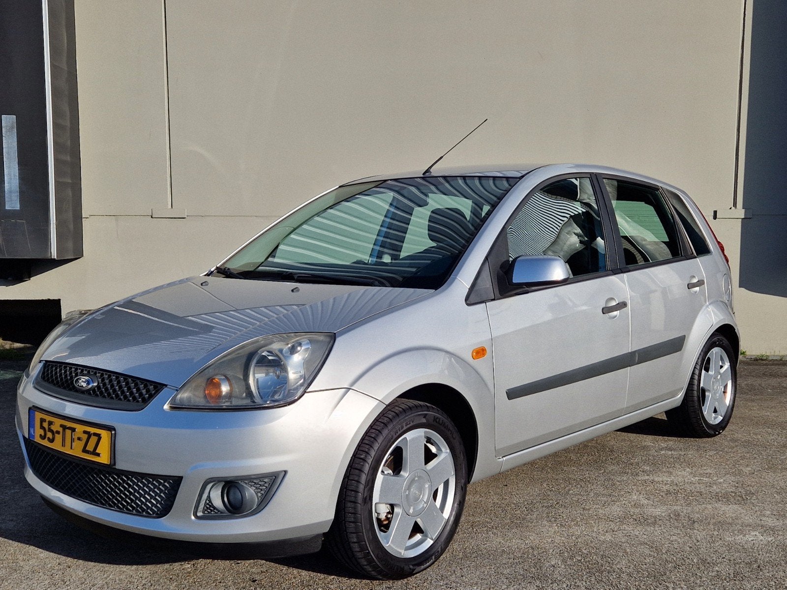 Ford Fiesta 1.4 16V Futura 5DR AIRCO,NIEUWE DISTRIBUTIERIEM, Auto's, Voorwielaandrijving, Stof, 40 €/maand, Zwart