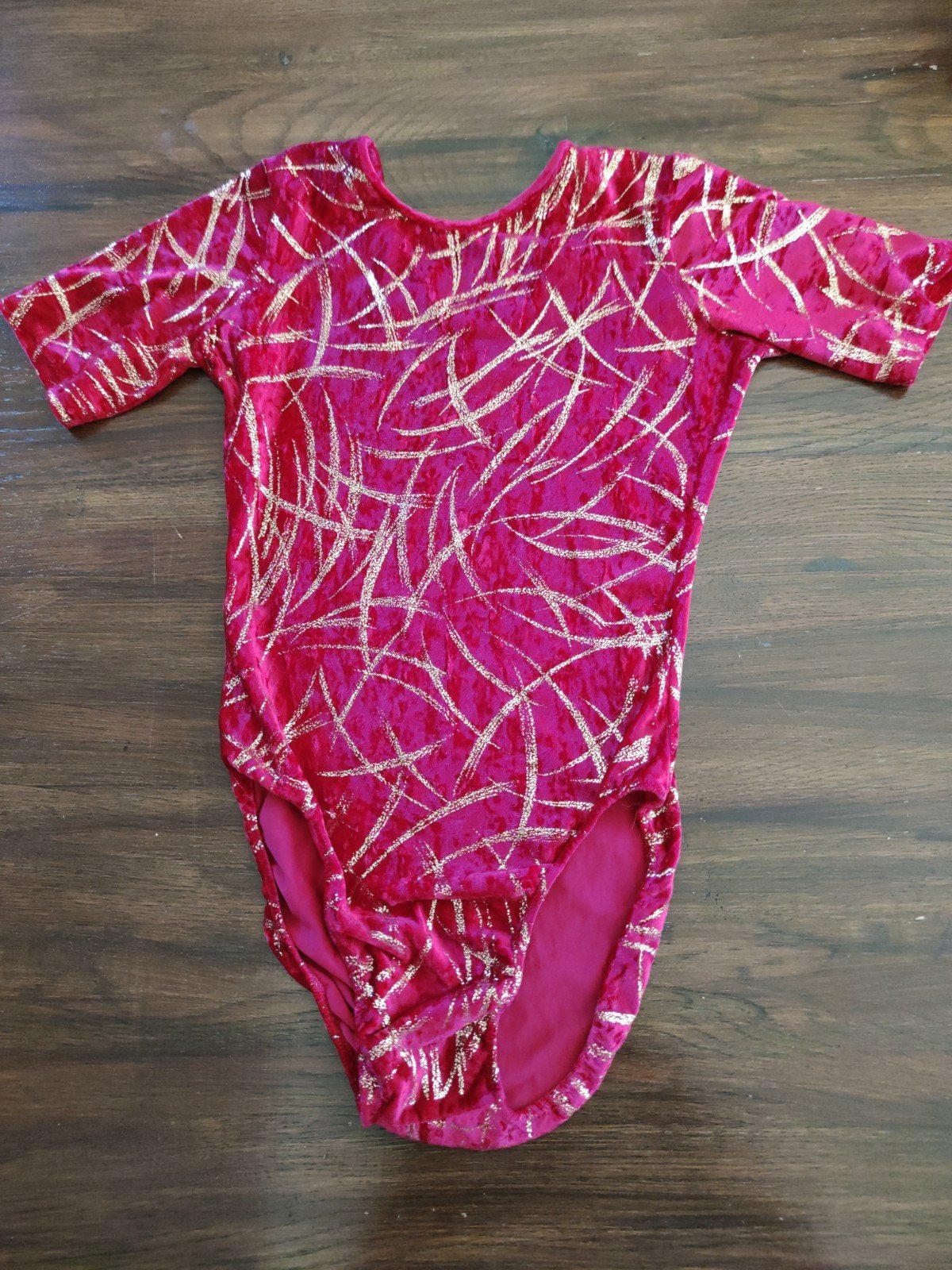 Turnpakje rood velours met goud, korte mouw, maat S, Sport en Fitness, Ophalen of Verzenden