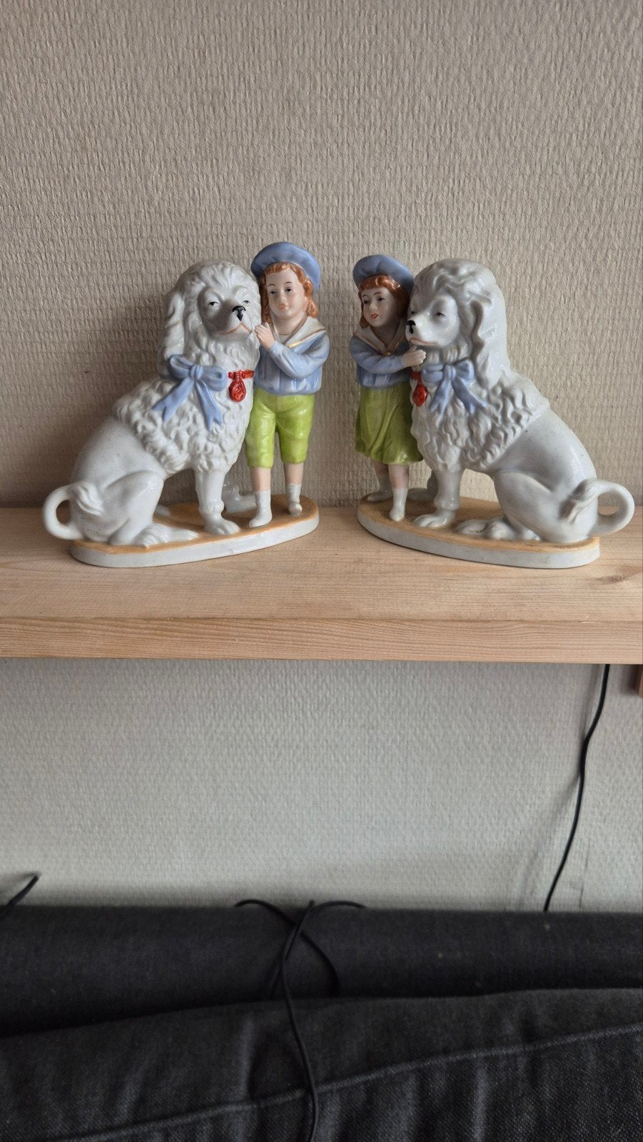 Vintage porseleinen beeldjes: kinderen met honden, Ophalen of Verzenden, Gebruikt, Mens