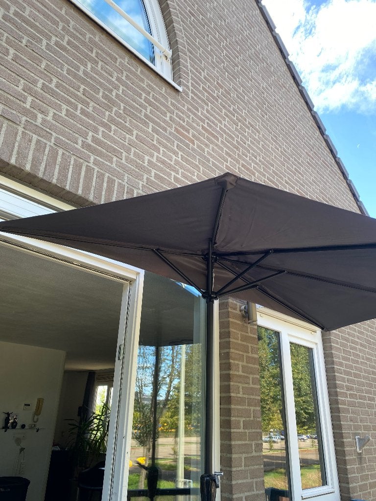Muurparasol incl voet, Tuin en Terras, Ophalen, Zo goed als nieuw, 2 tot 3 meter, Muurparasol