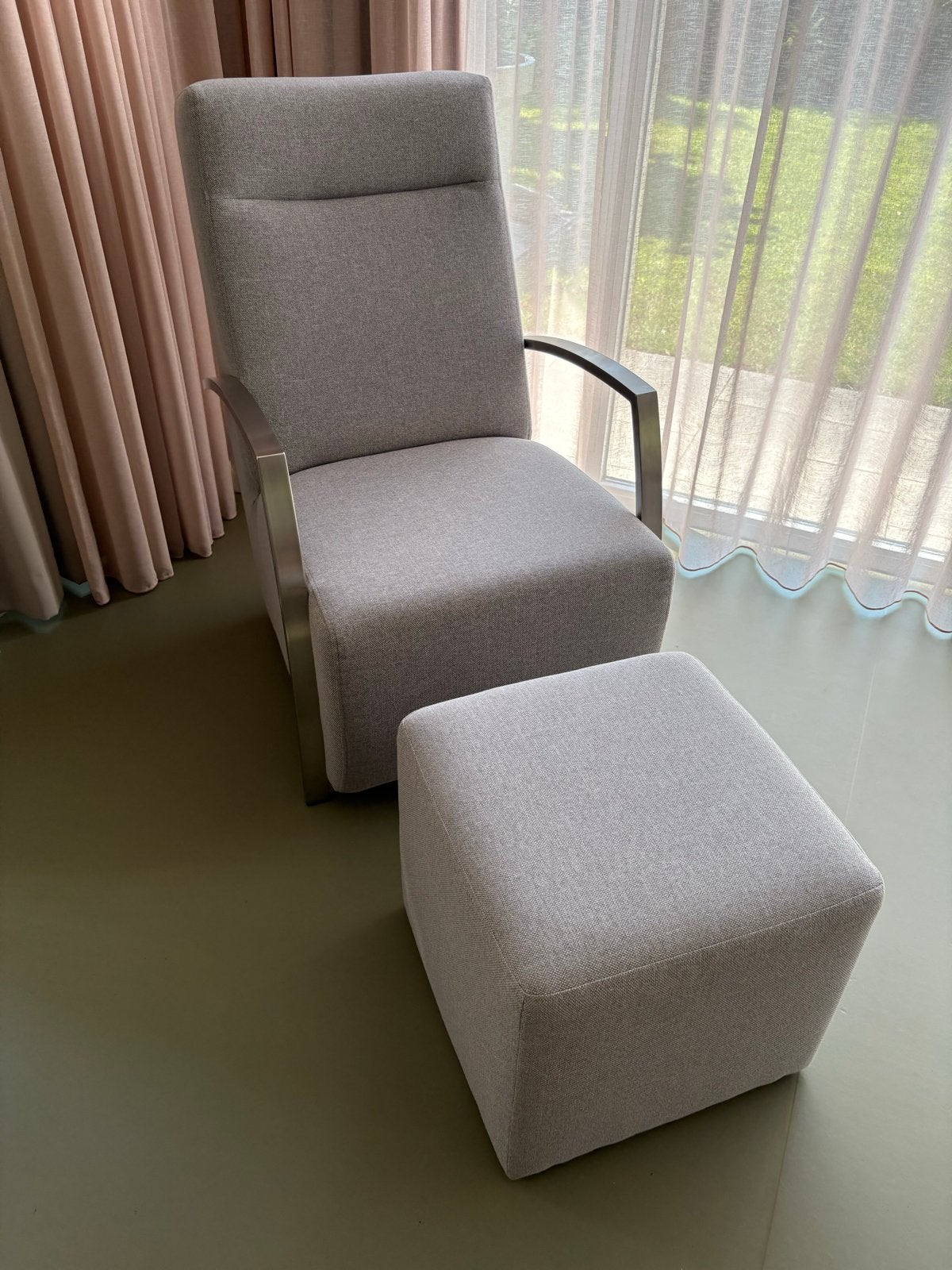 Comfortabele Loungestoel met Hocker - Grijs Stof, Huis en Inrichting, Fauteuils, Ophalen, 75 tot 100 cm, Zo goed als nieuw, 75 tot 100 cm
