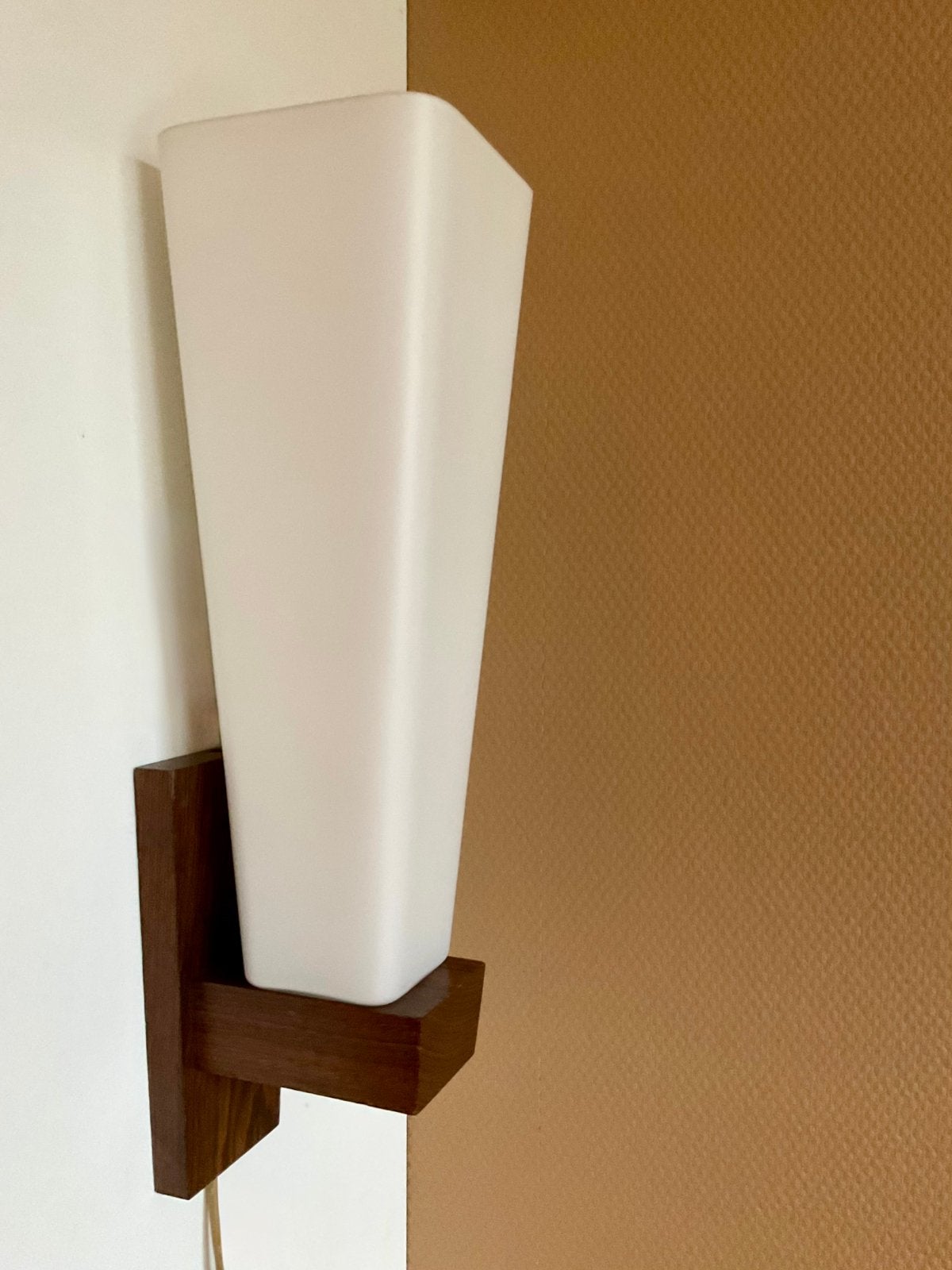 Vintage wandlamp glas met een houten voet, Ophalen of Verzenden