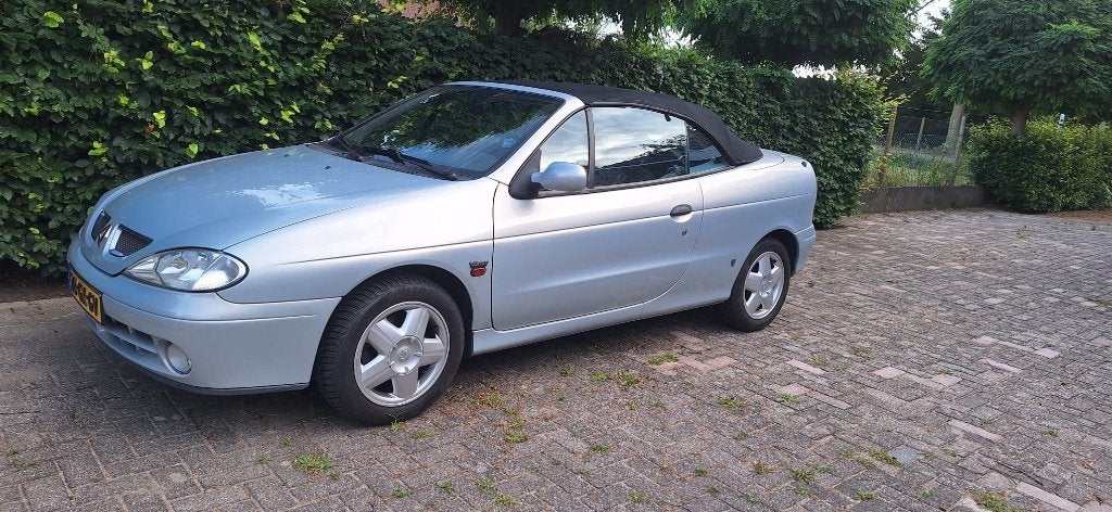 Renault Mégane 1.6 16V Cabriolet 2001 Grijs, Auto's, 4 cilinders, Cabriolet, 4 stoelen, 49 €/maand