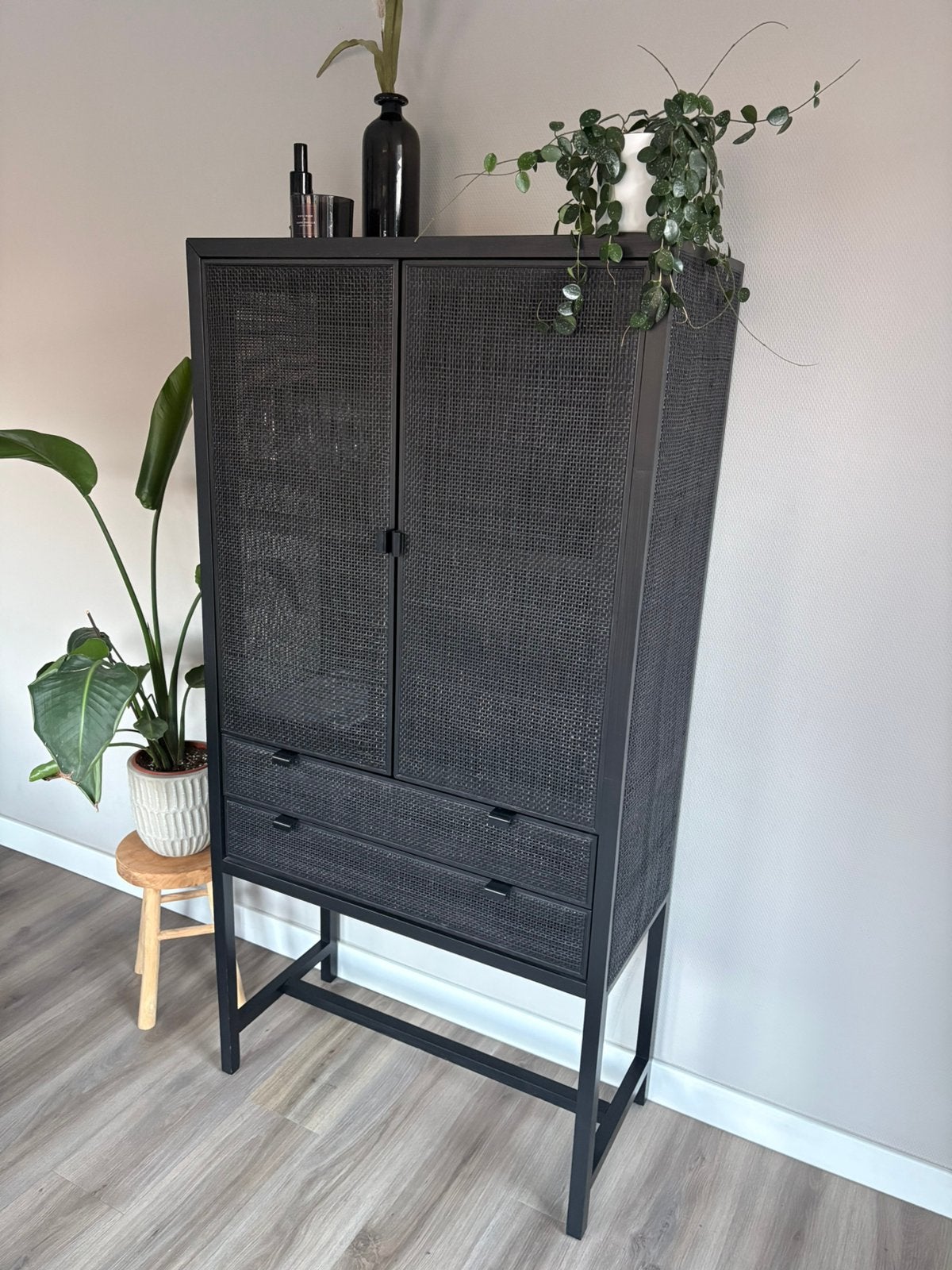 MOET NU WEG - Zwart webbing kast Nero - ZO GOED ALS NIEUW!, Huis en Inrichting, Ophalen, 50 tot 100 cm, Zo goed als nieuw, Met lade(s)