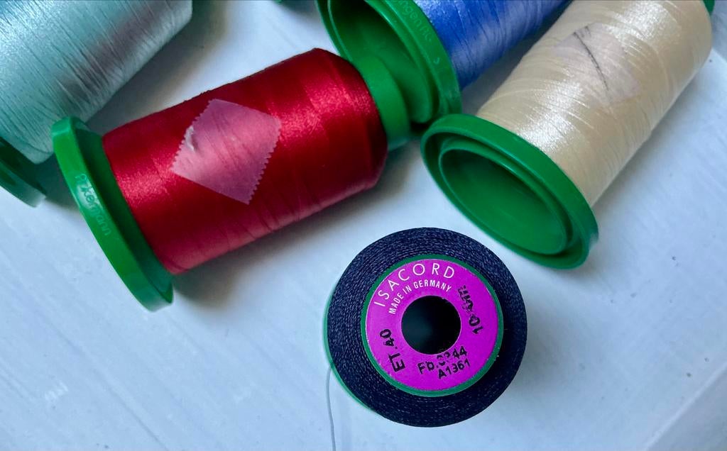 10x Amann Isacord borduurgaren voor borduurmachine, Hobby en Vrije tijd, Naaien en Fournituren, Ophalen of Verzenden, Zo goed als nieuw