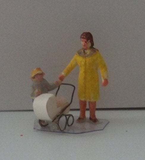 HO schaal figuurtjes moeder en kind met kinderwagen, Overige merken, Gelijkstroom of Wisselstroom, Overige typen, Ophalen of Verzenden
