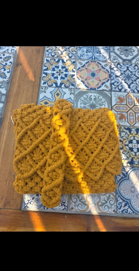 Zelfgemaakte macrame schoudertas., Sieraden, Tassen en Uiterlijk, Tassen | Damestassen, Ophalen of Verzenden, Nieuw, Geel, Schoudertasje