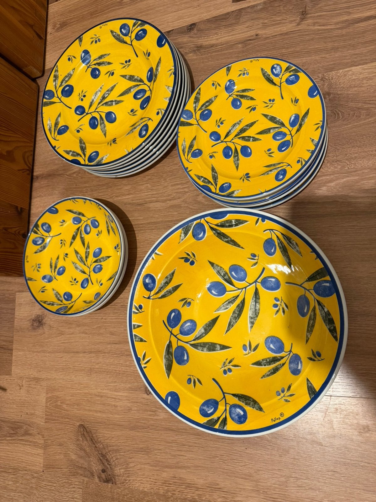 Frans Servies met olijven - 6-delig - borden en schalen, Verzenden, Keramiek, Zo goed als nieuw, Bord(en)