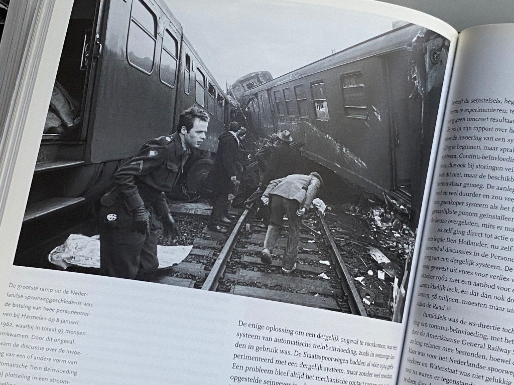 Spoorwegen in Nederland. Van 1834 tot nu, Verzamelen, Ophalen of Verzenden, Zo goed als nieuw, Trein, Boek of Tijdschrift
