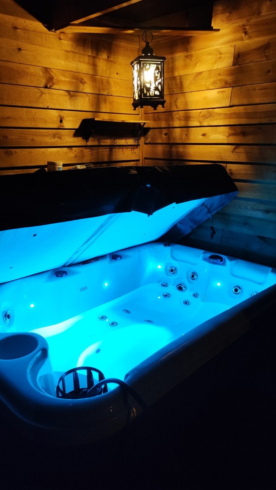 Compacte driepersoons jacuzzi (184 x 124 x 75), Ophalen, Zo goed als nieuw, Afdekzeil, Vast