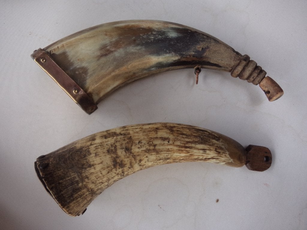 2 Kruitflessen of kruit hoorns ., Antiek en Kunst, Ophalen of Verzenden