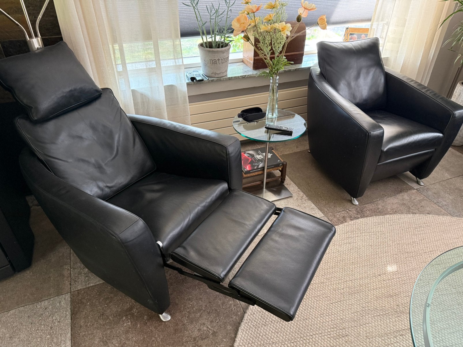 2x FSM zwart leren fauteuils type Sesam 1 met voetenbank, Huis en Inrichting, Fauteuils, Ophalen, Design meubelen, Zo goed als nieuw