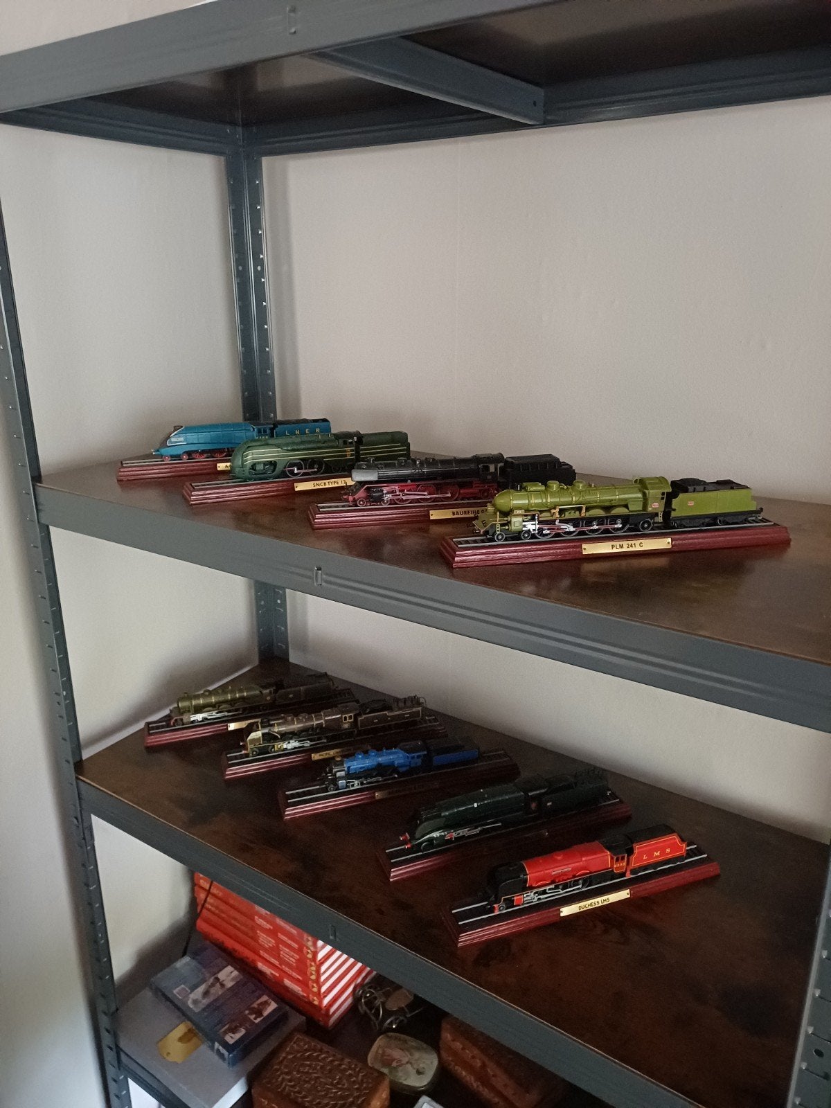 Verzameling modeltreinen op display (diverse merken), Ophalen of Verzenden, Gelijkstroom, Overige merken