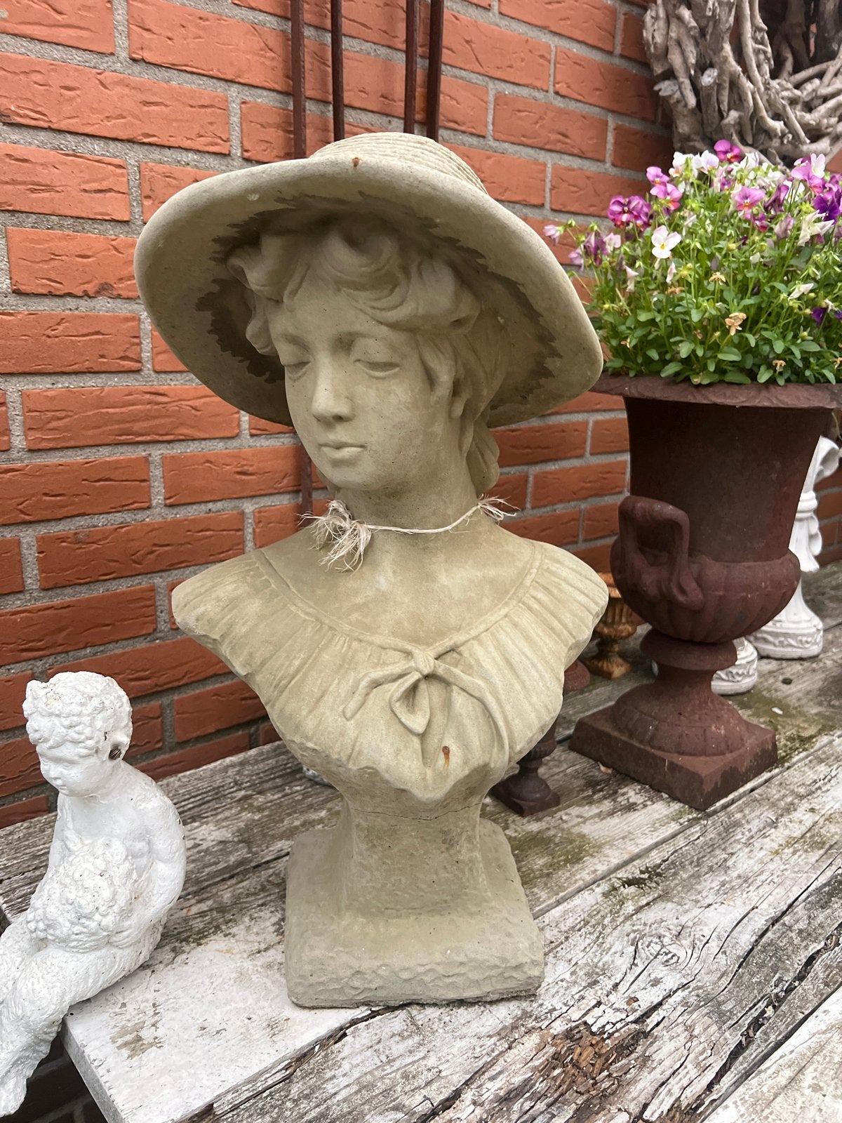 Decoratieve Buste Vrouw met Hoed - Tuinbeeld, Ophalen of Verzenden, Gebruikt, Beton, Mensenbeeld