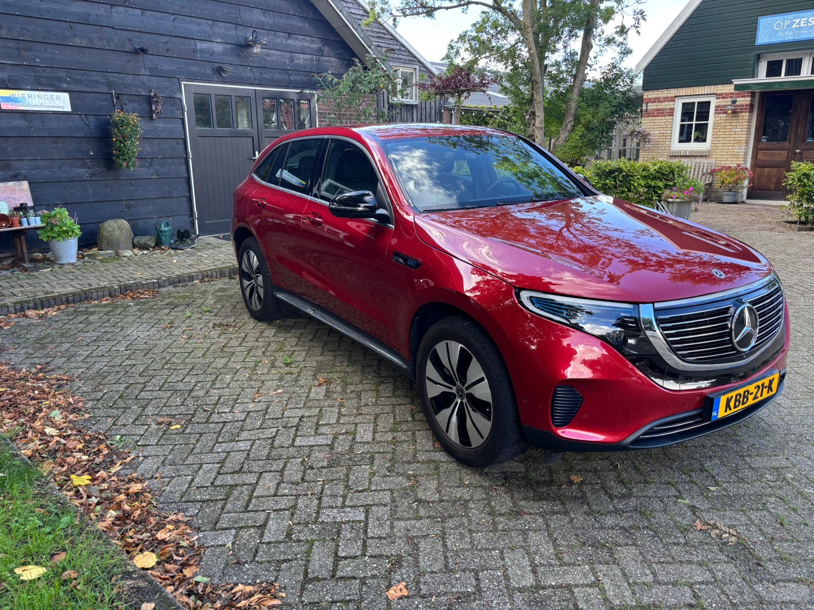 Mercedes-Benz EQC 400 4MATIC 408pk 2023 Rood, Automaat, 1800 kg, Zwart, 2395 kg