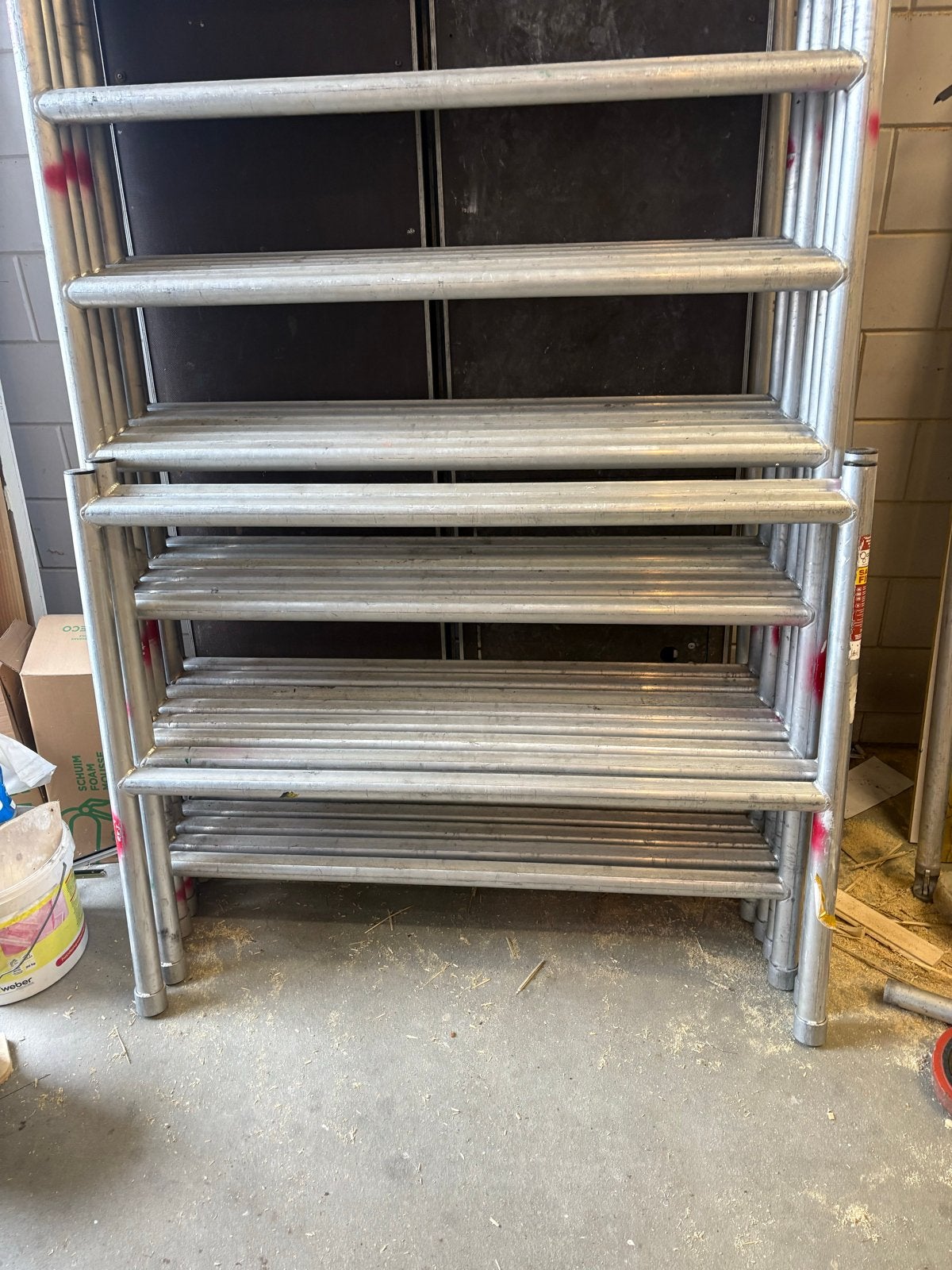 Euroscaffold rolsteiger met 8 rekken en wielen