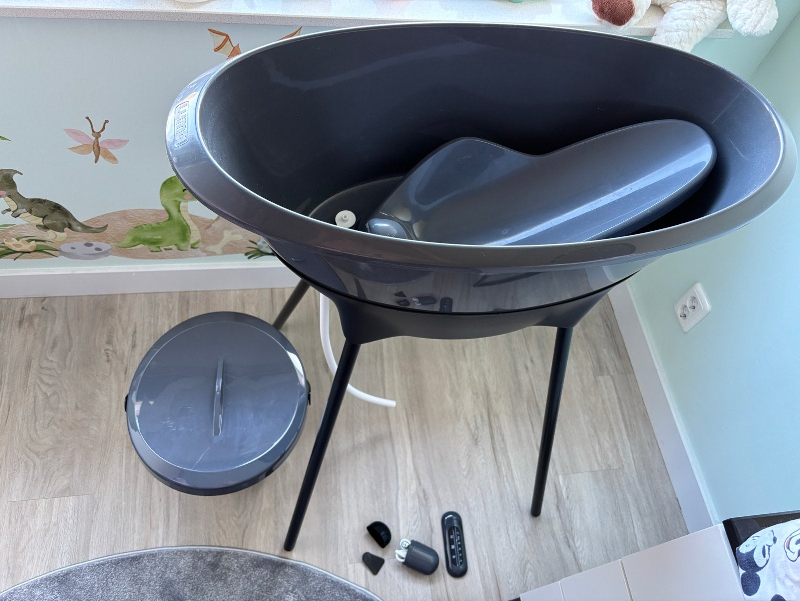 Babybadje op standaard met luieremmer en verzorgingsset, Ophalen, Zo goed als nieuw, Badje, Standaard