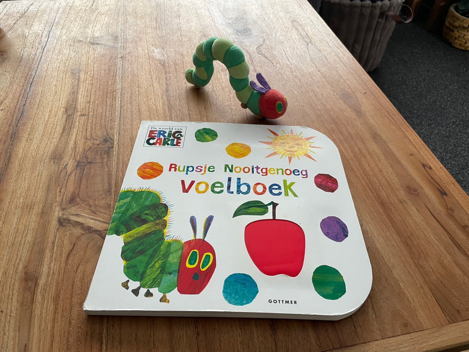 Eric Carle Rupsje Nooitgenoeg kartonnen voelboek & knuffel, Gelezen, 3 tot 4 jaar, Ophalen of Verzenden, Eric Carle