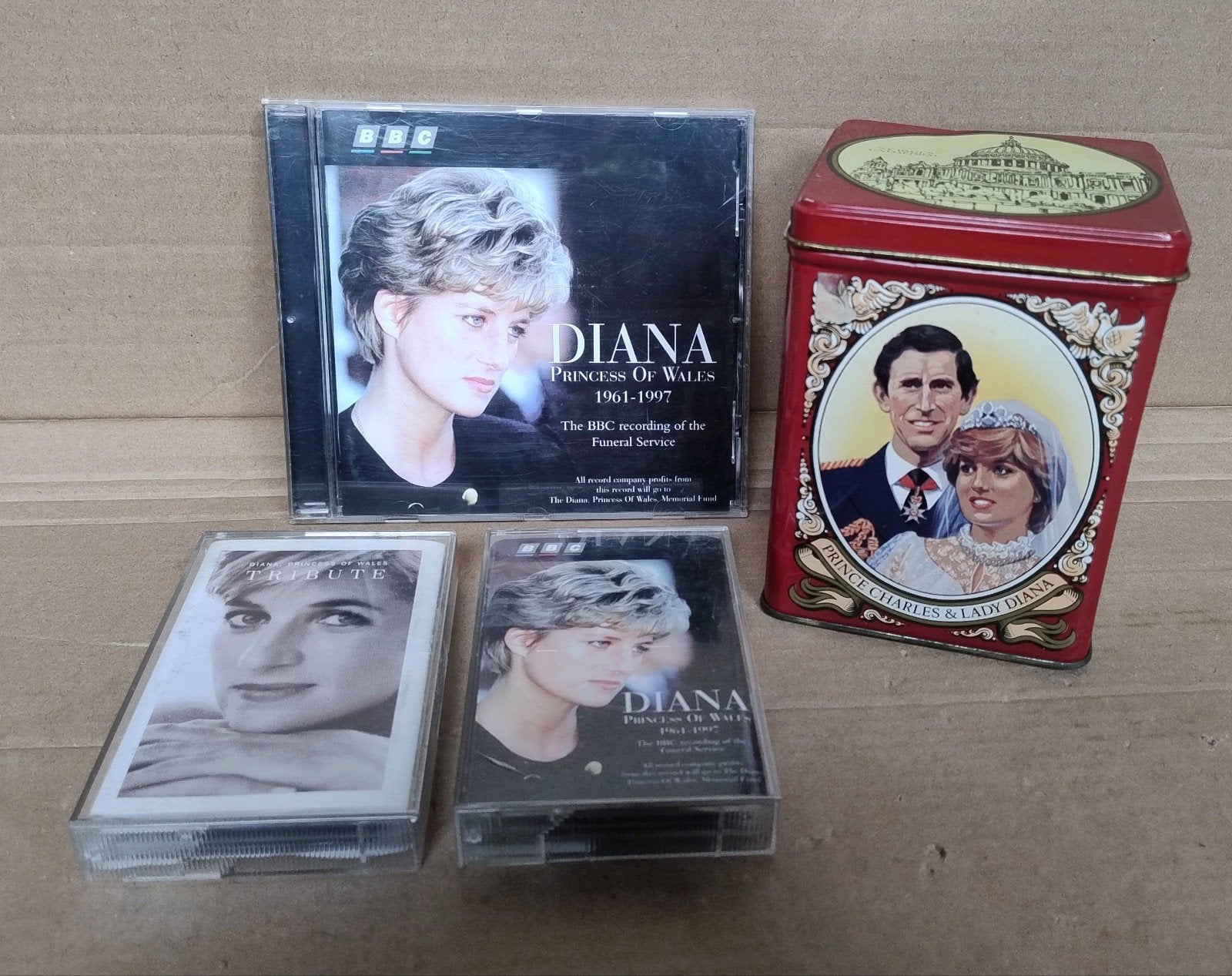 BBC CD recording funeral Prinses Diana, 2 cassettes + blik, Verzamelen, Ophalen of Verzenden, Zo goed als nieuw, Buitenland, Overige typen