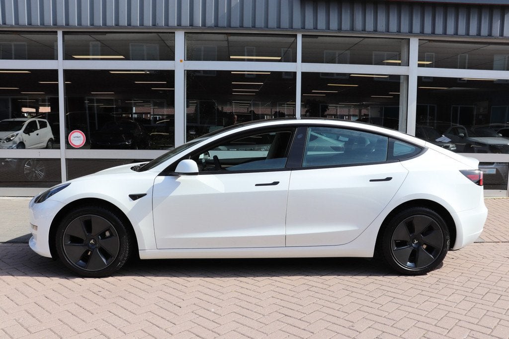 Tesla Model 3 Long Range RWD 75 kWh 94,7% SOH . (bj 2023), Auto's, Tesla, Achterwielaandrijving, Gebruikt, Zwart, Wit