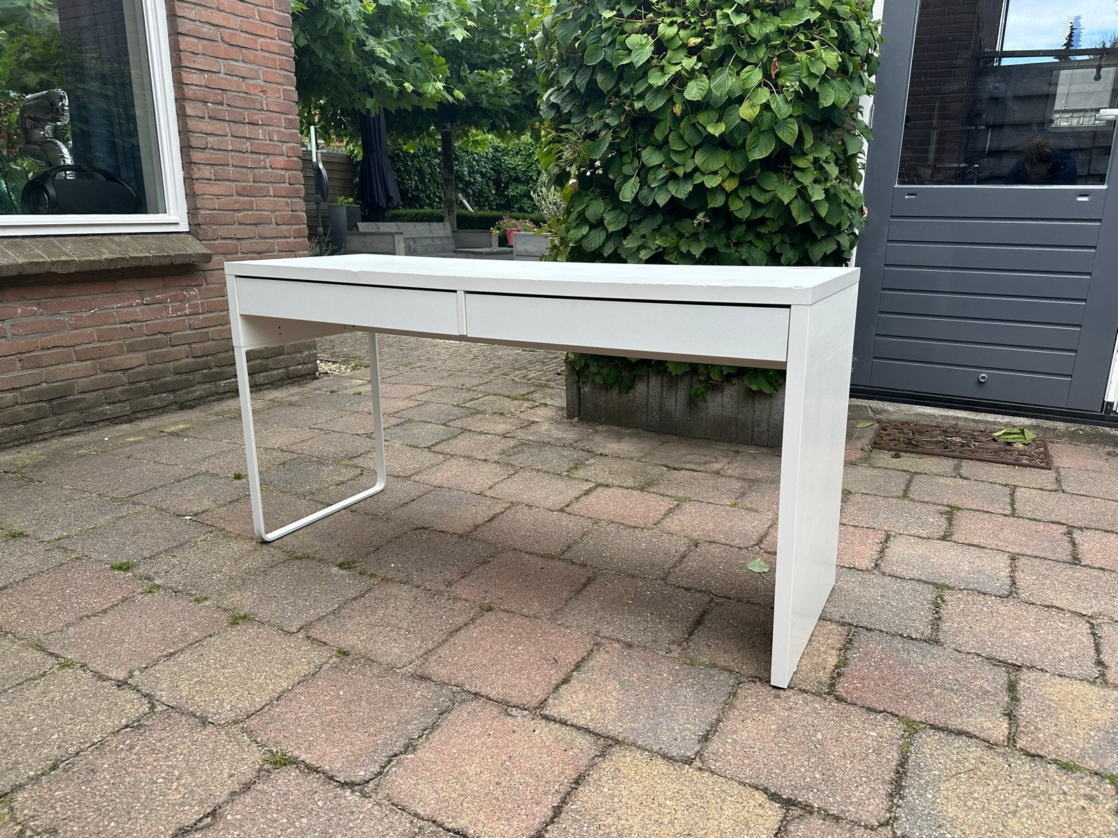 VANDAAG GRATIS AF TE HALEN! 2 gebruikte ikea bureautjes, Huis en Inrichting, Bureaus, Ophalen, Gebruikt, Met lades, Spaanplaat of MDF